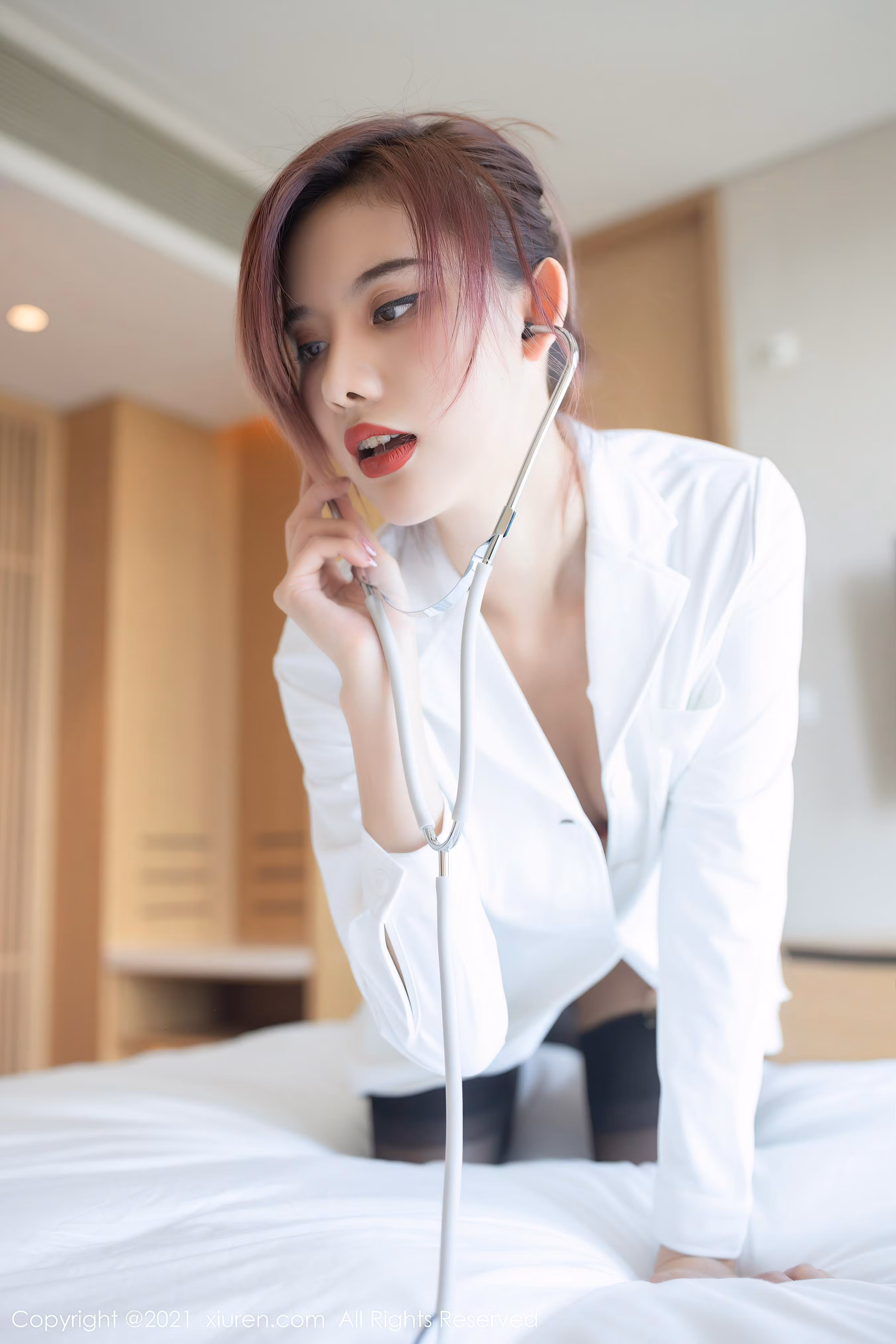 就是阿朱啊展示丰满身材与深邃眼神的卧房特写